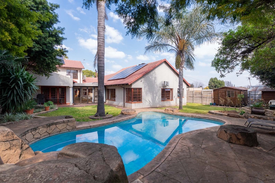6 Bedroom Property for Sale in Farrarmere Gauteng