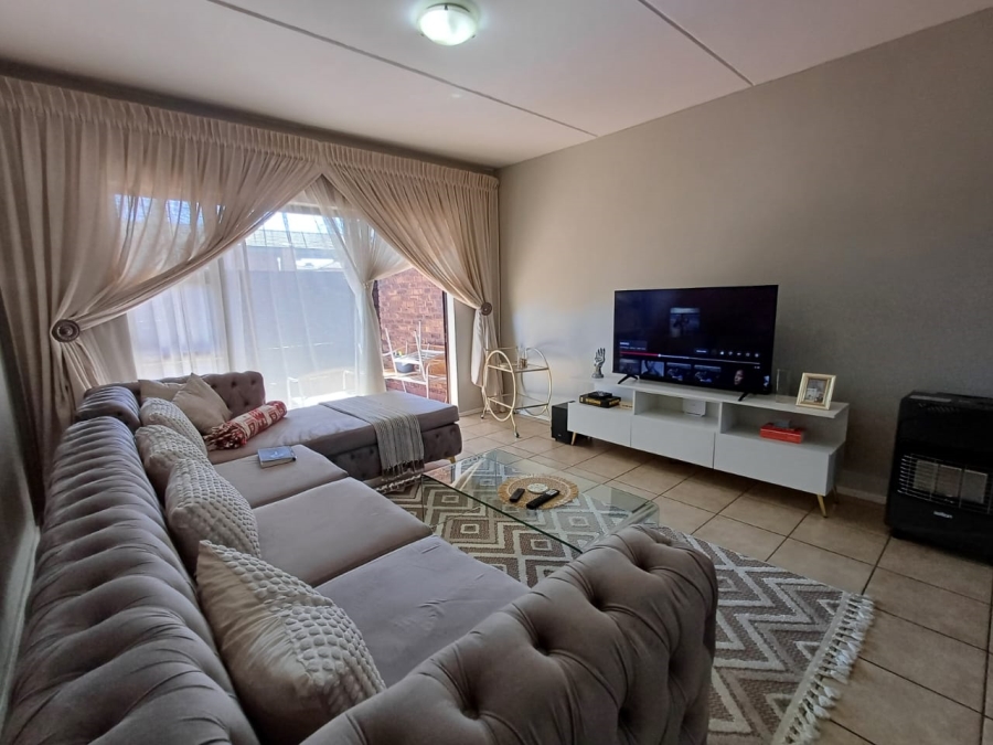 To Let 2 Bedroom Property for Rent in Sonneveld Gauteng