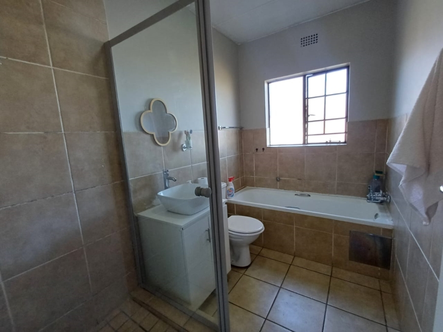 To Let 2 Bedroom Property for Rent in Sonneveld Gauteng