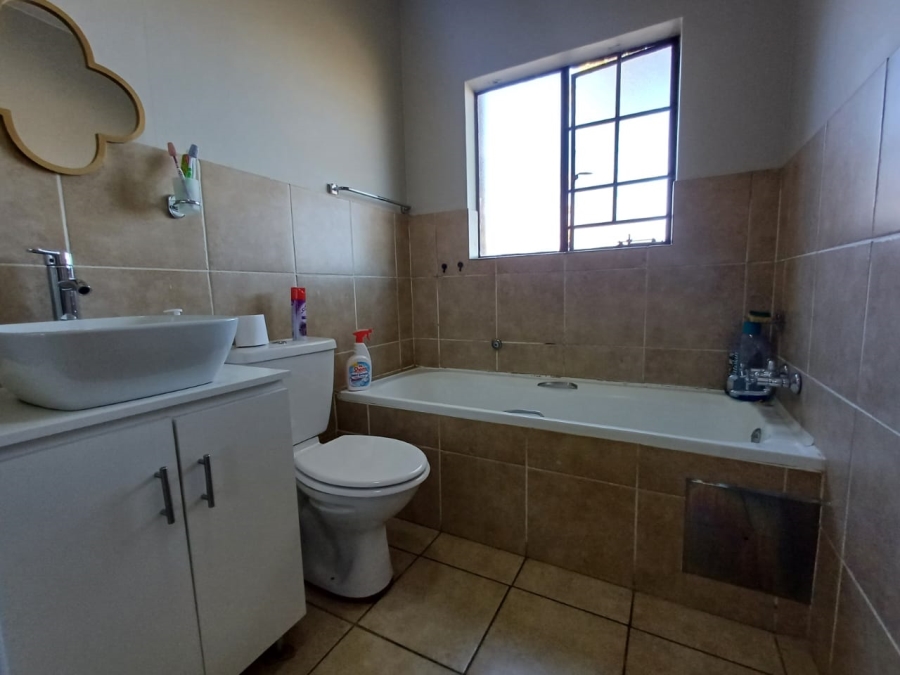 To Let 2 Bedroom Property for Rent in Sonneveld Gauteng