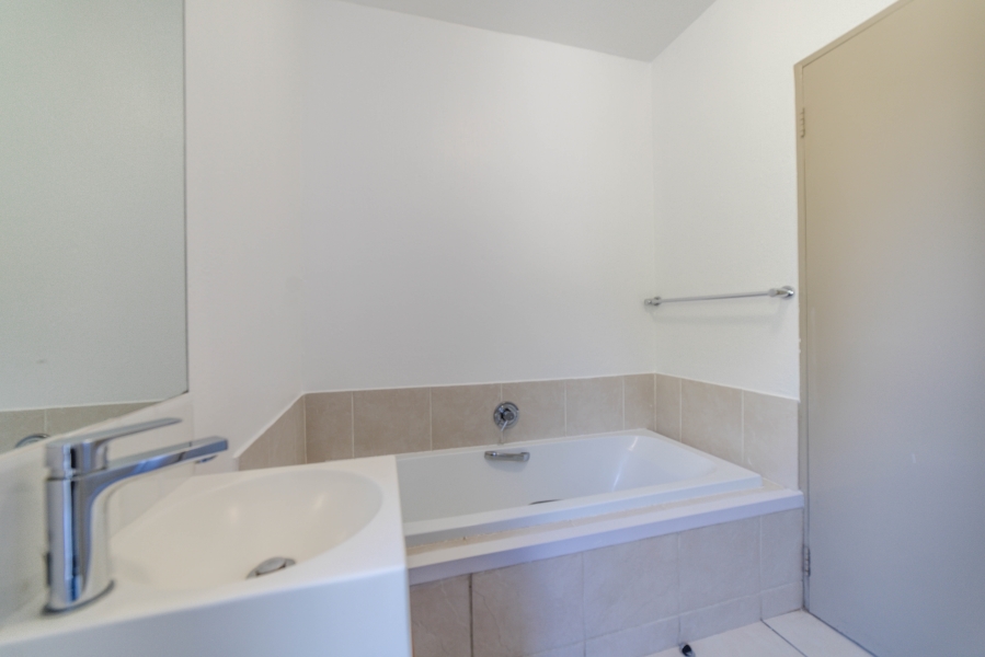 To Let 2 Bedroom Property for Rent in Broadacres Gauteng