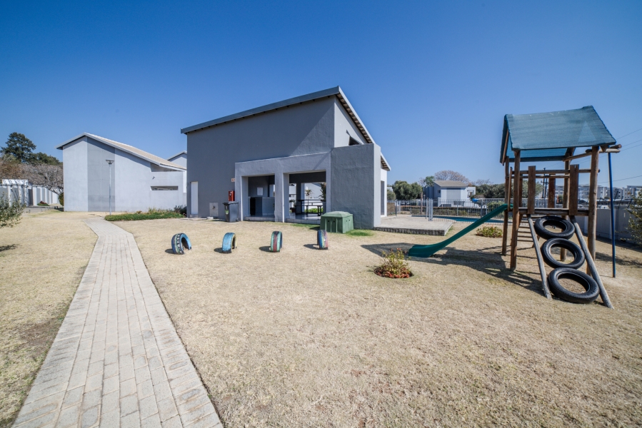 To Let 2 Bedroom Property for Rent in Broadacres Gauteng