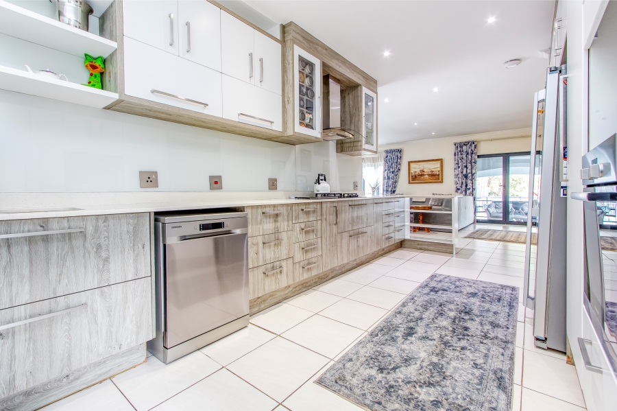 4 Bedroom Property for Sale in Featherbrooke Estate Gauteng
