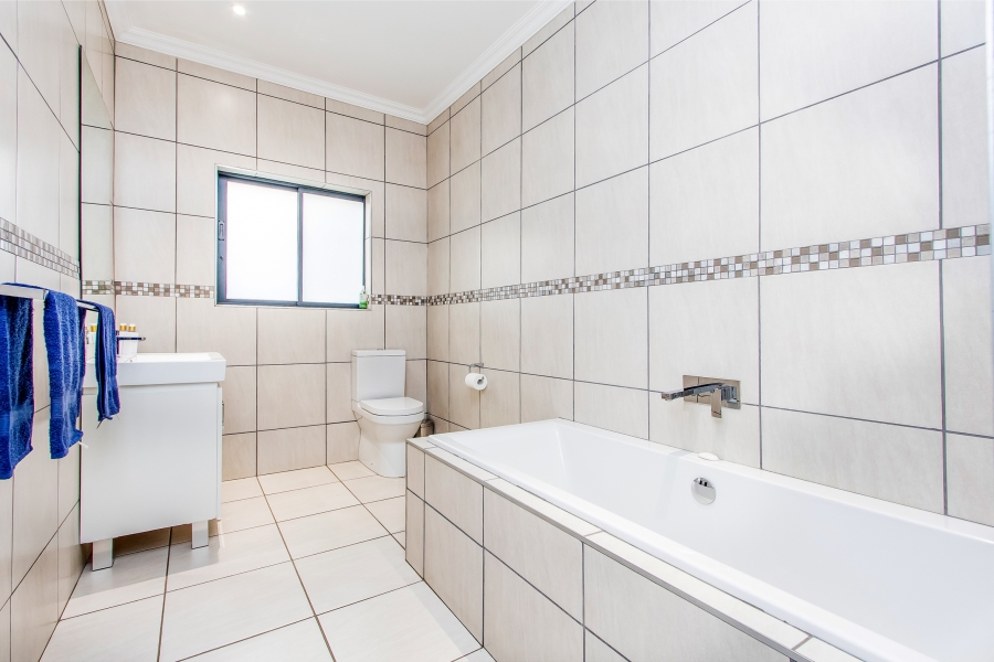 4 Bedroom Property for Sale in Featherbrooke Estate Gauteng