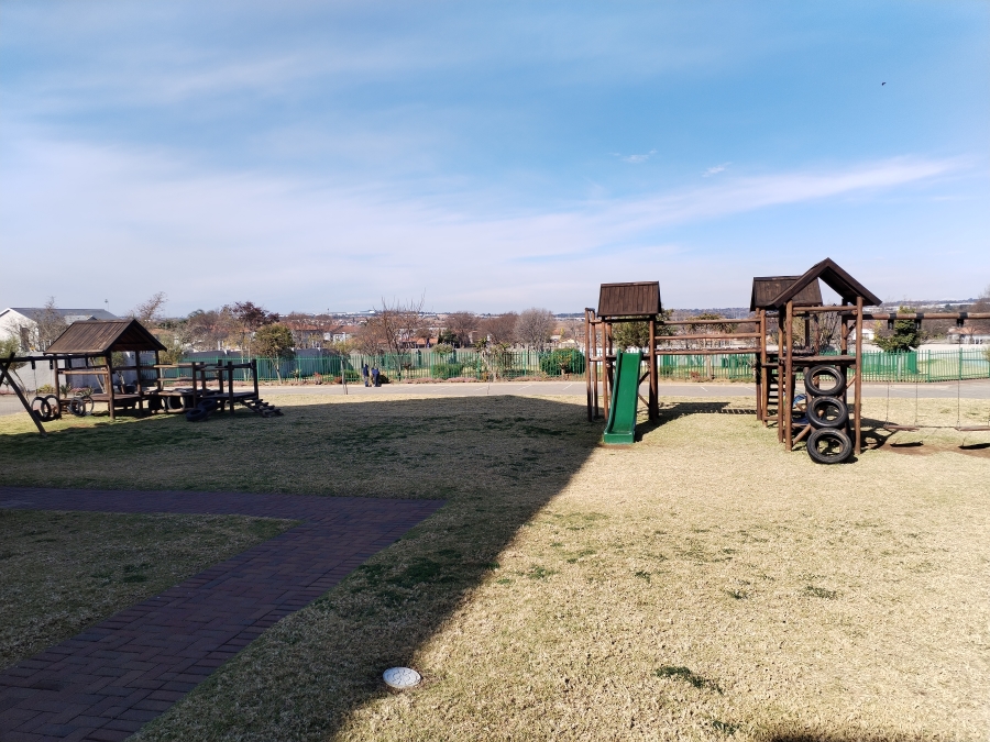 To Let 2 Bedroom Property for Rent in Blue Hills Gauteng