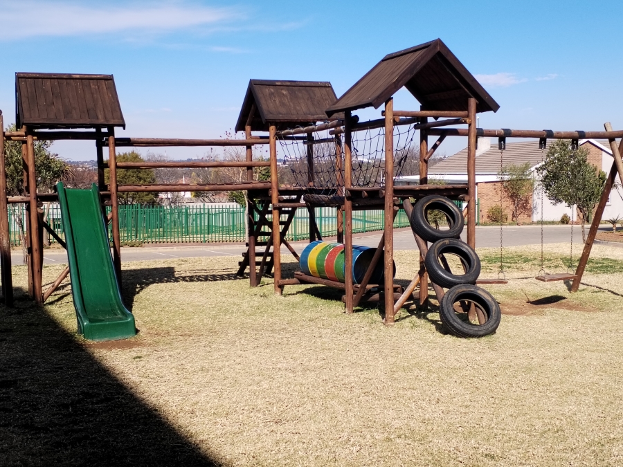 To Let 2 Bedroom Property for Rent in Blue Hills Gauteng