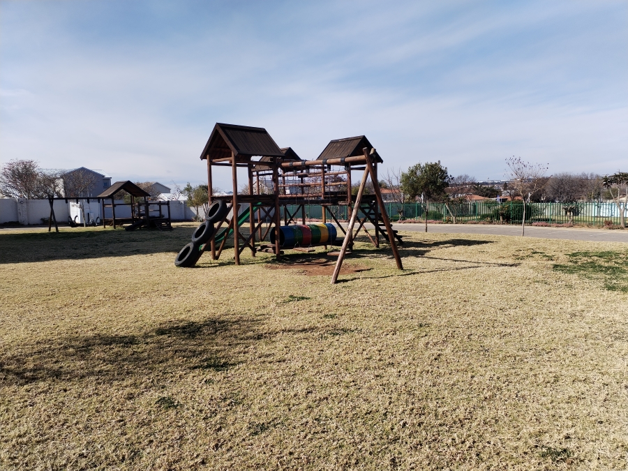 To Let 2 Bedroom Property for Rent in Blue Hills Gauteng
