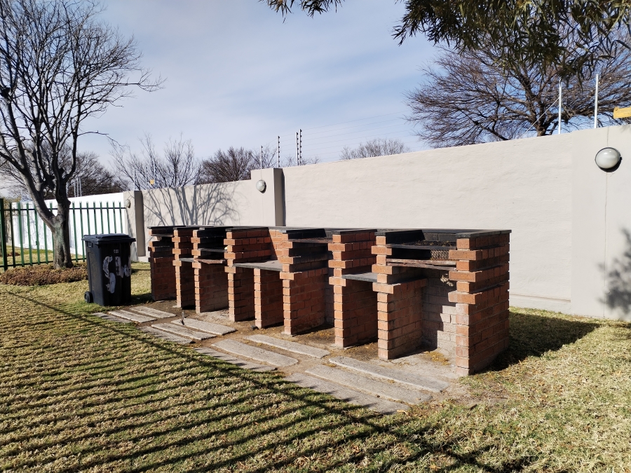 To Let 2 Bedroom Property for Rent in Blue Hills Gauteng