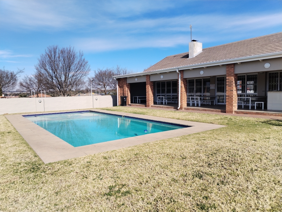 To Let 2 Bedroom Property for Rent in Blue Hills Gauteng