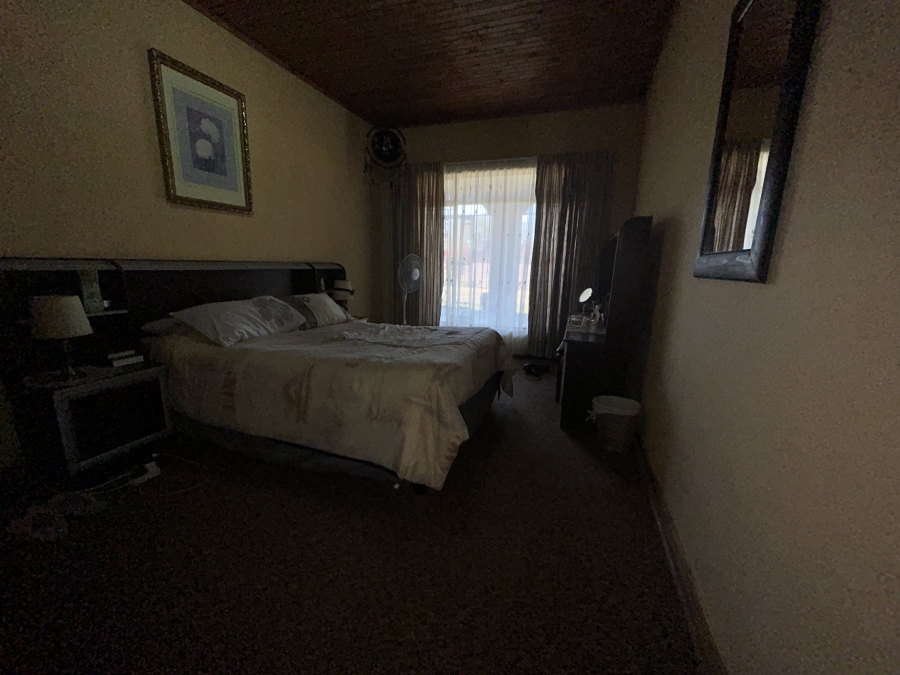 9 Bedroom Property for Sale in Louisrus Gauteng
