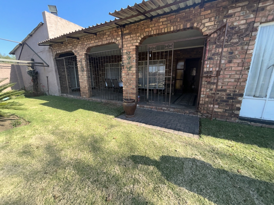 9 Bedroom Property for Sale in Louisrus Gauteng