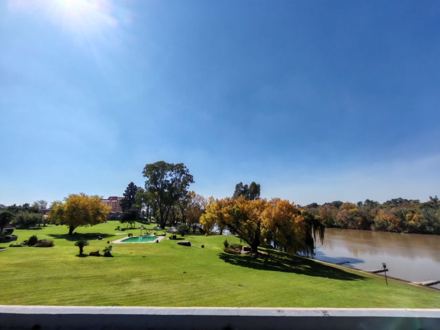 4 Bedroom Property for Sale in Three Rivers Proper Gauteng