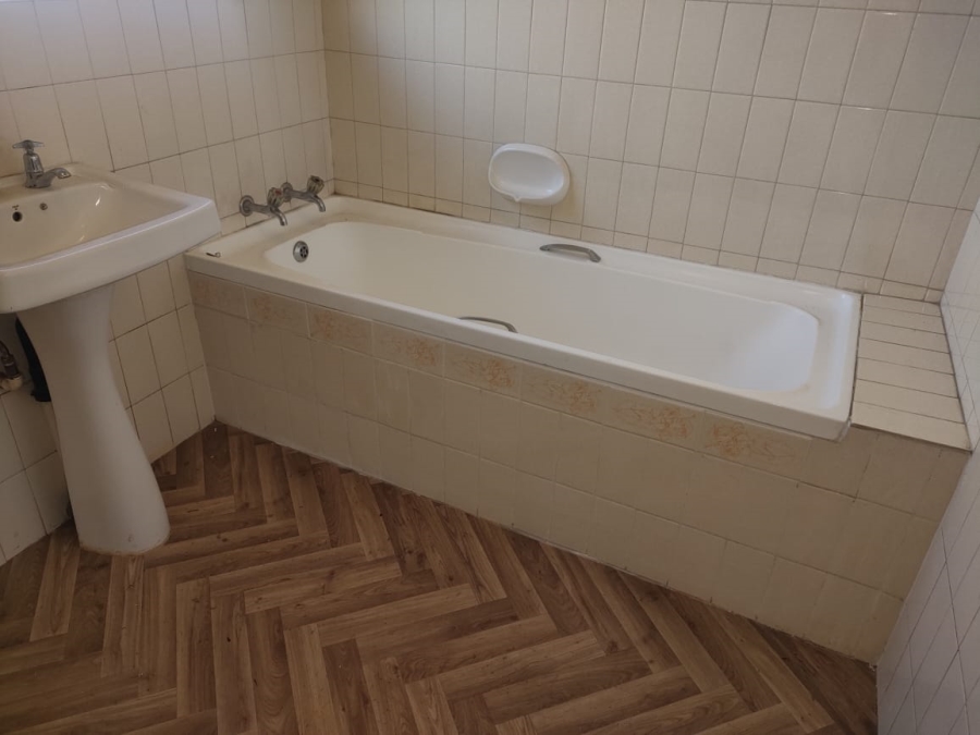 To Let 1 Bedroom Property for Rent in Linden Gauteng