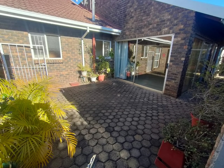 To Let 1 Bedroom Property for Rent in Linden Gauteng