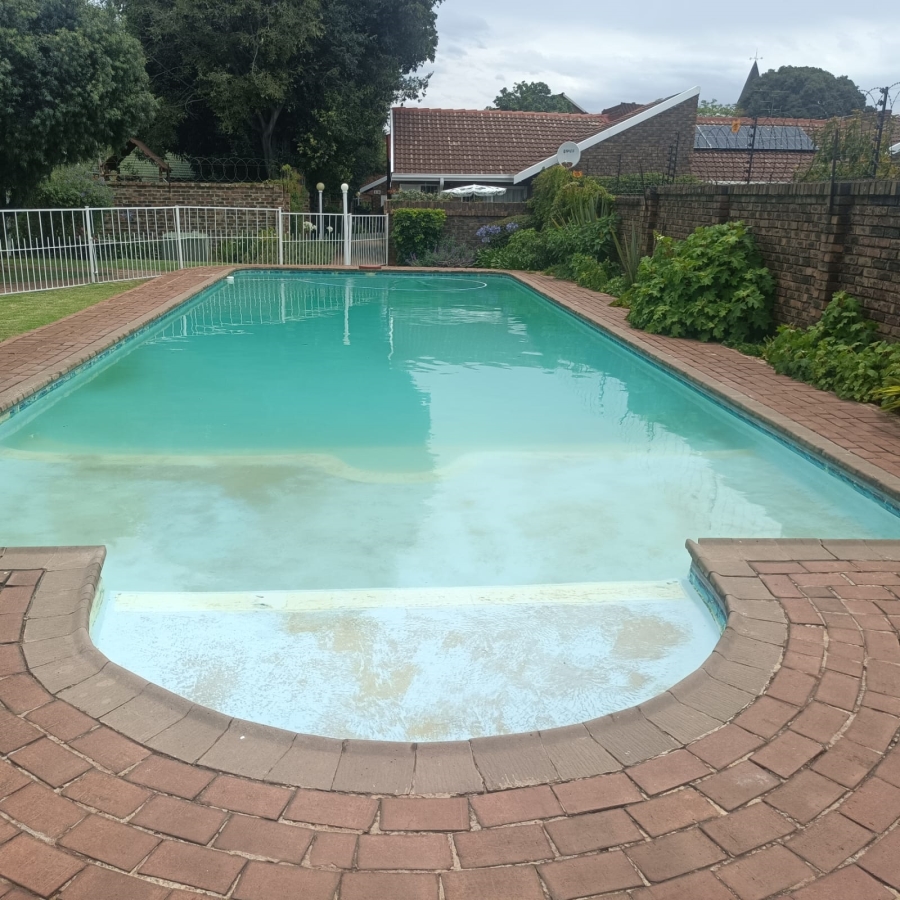 To Let 1 Bedroom Property for Rent in Linden Gauteng