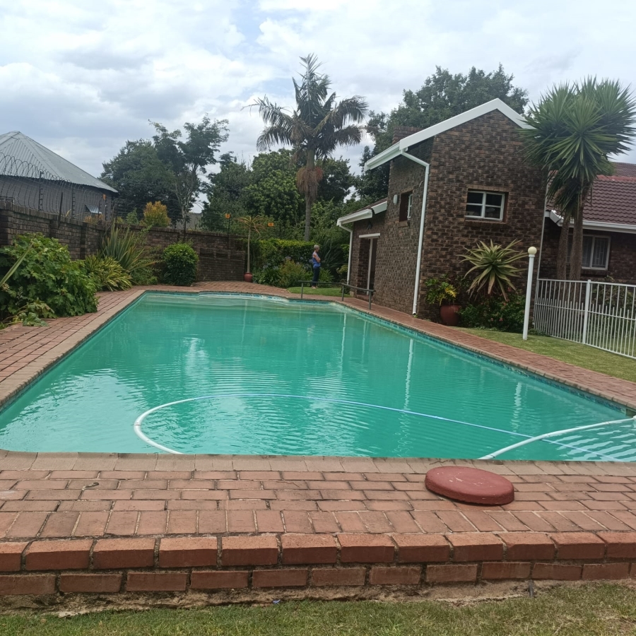 To Let 1 Bedroom Property for Rent in Linden Gauteng