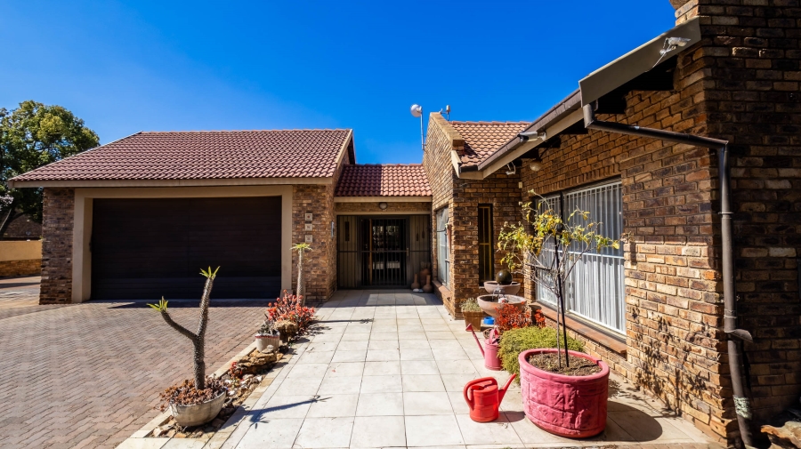 7 Bedroom Property for Sale in Eldoraigne Gauteng