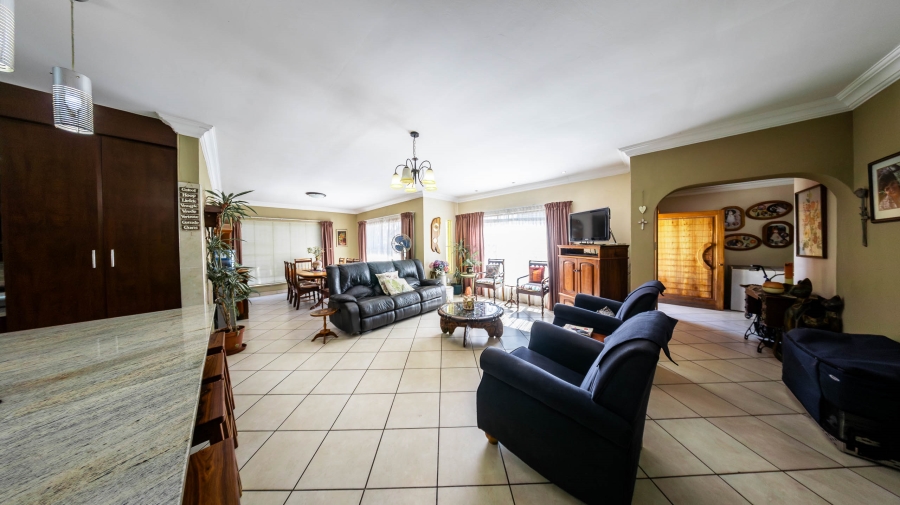 7 Bedroom Property for Sale in Eldoraigne Gauteng
