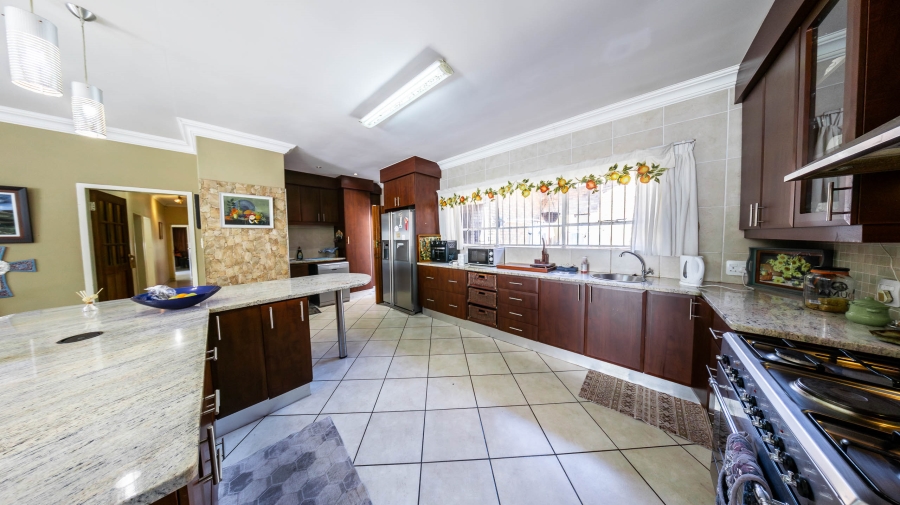 7 Bedroom Property for Sale in Eldoraigne Gauteng