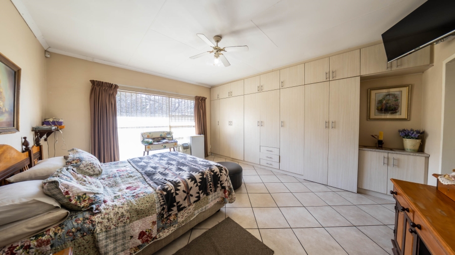 7 Bedroom Property for Sale in Eldoraigne Gauteng