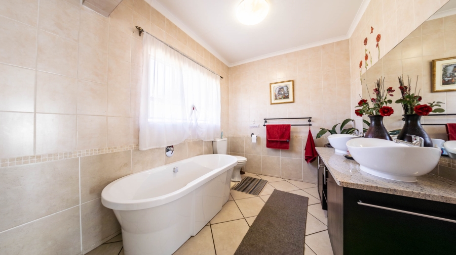 7 Bedroom Property for Sale in Eldoraigne Gauteng