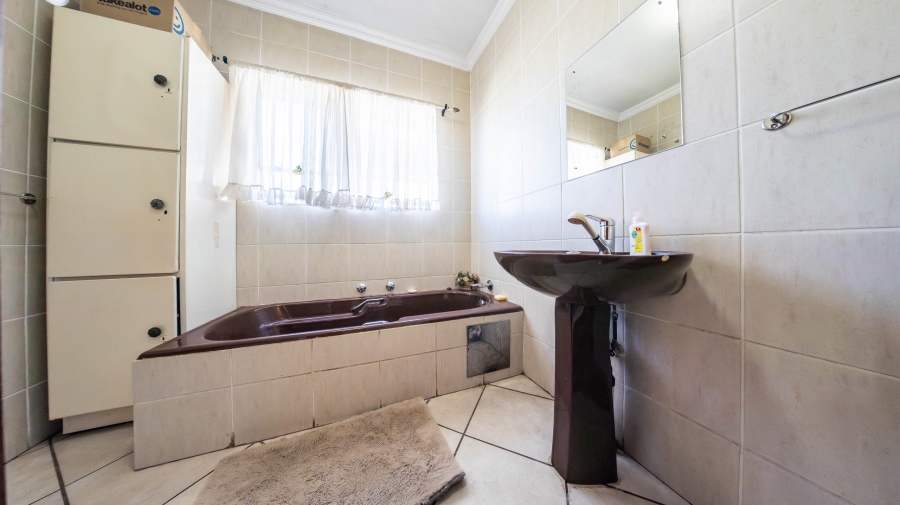 7 Bedroom Property for Sale in Eldoraigne Gauteng