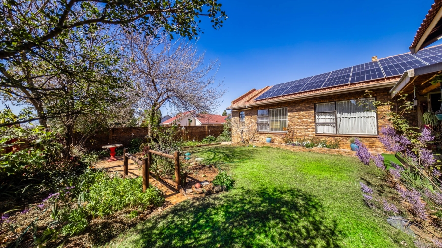7 Bedroom Property for Sale in Eldoraigne Gauteng