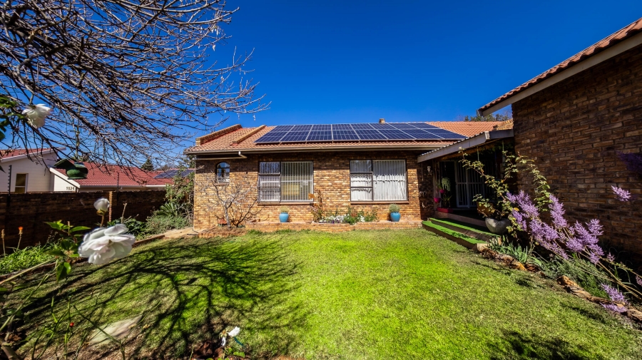 7 Bedroom Property for Sale in Eldoraigne Gauteng