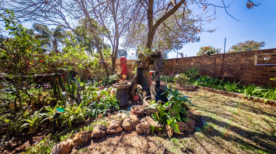 7 Bedroom Property for Sale in Eldoraigne Gauteng