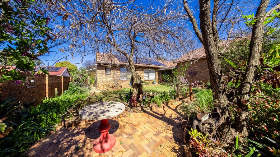 7 Bedroom Property for Sale in Eldoraigne Gauteng