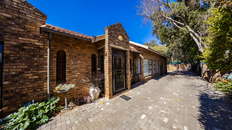 7 Bedroom Property for Sale in Eldoraigne Gauteng