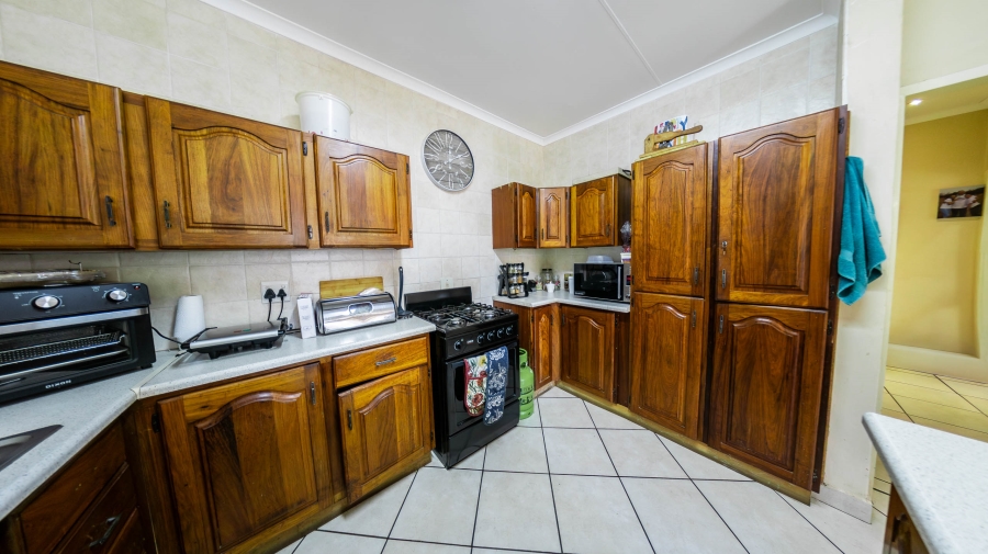 7 Bedroom Property for Sale in Eldoraigne Gauteng