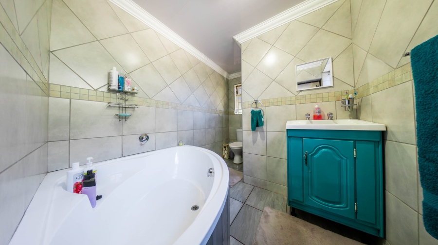 7 Bedroom Property for Sale in Eldoraigne Gauteng