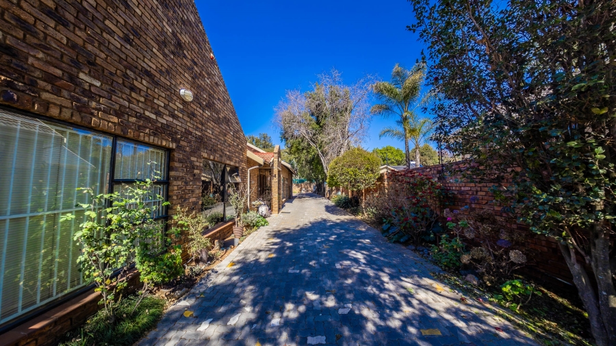 7 Bedroom Property for Sale in Eldoraigne Gauteng