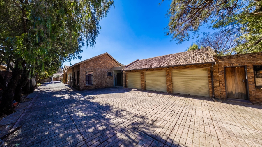 7 Bedroom Property for Sale in Eldoraigne Gauteng