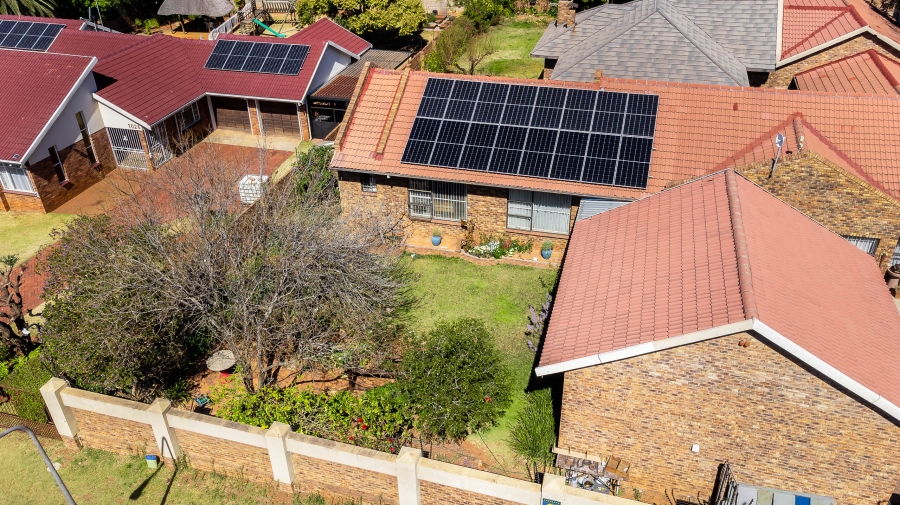 7 Bedroom Property for Sale in Eldoraigne Gauteng