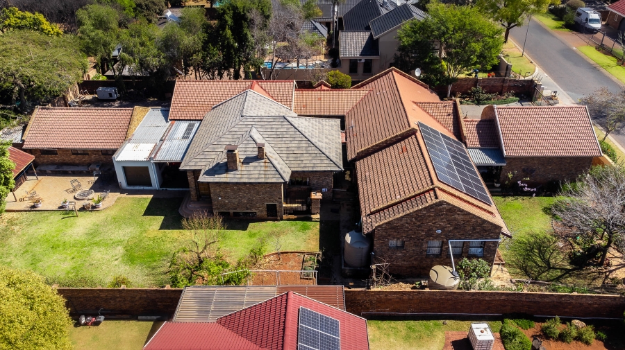 7 Bedroom Property for Sale in Eldoraigne Gauteng
