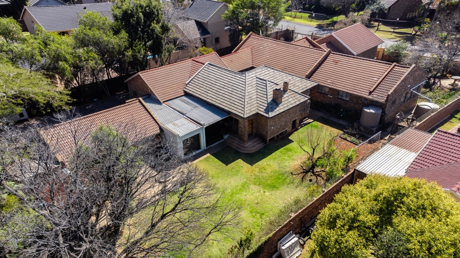 7 Bedroom Property for Sale in Eldoraigne Gauteng