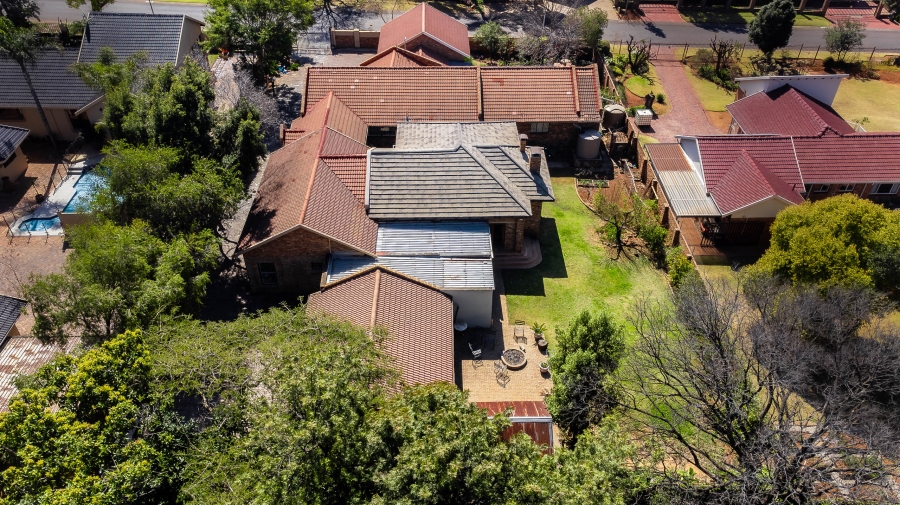 7 Bedroom Property for Sale in Eldoraigne Gauteng