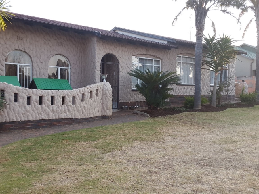 To Let 4 Bedroom Property for Rent in Helderkruin Gauteng