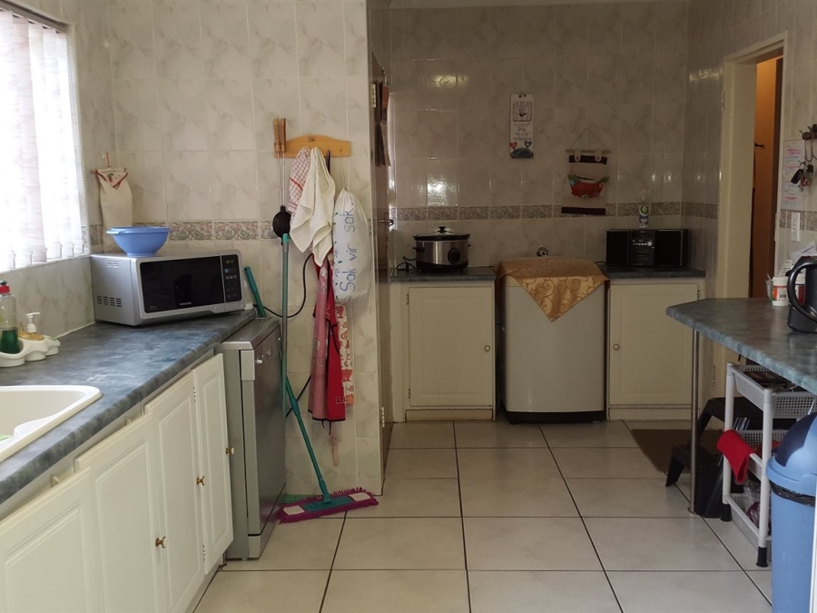 To Let 4 Bedroom Property for Rent in Helderkruin Gauteng