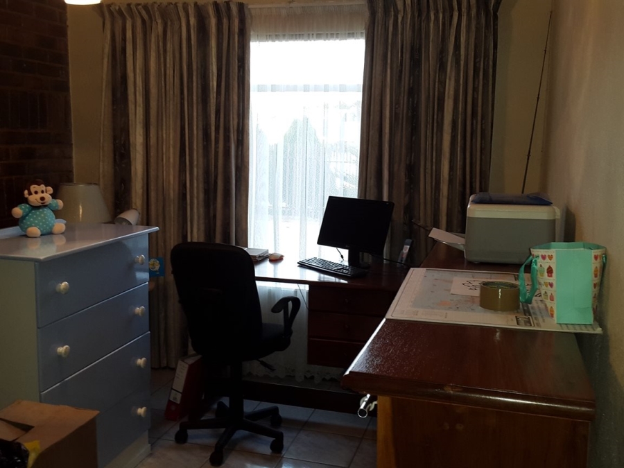 To Let 4 Bedroom Property for Rent in Helderkruin Gauteng