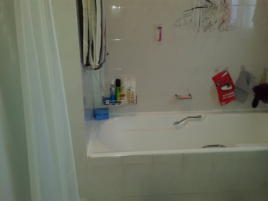 To Let 4 Bedroom Property for Rent in Helderkruin Gauteng