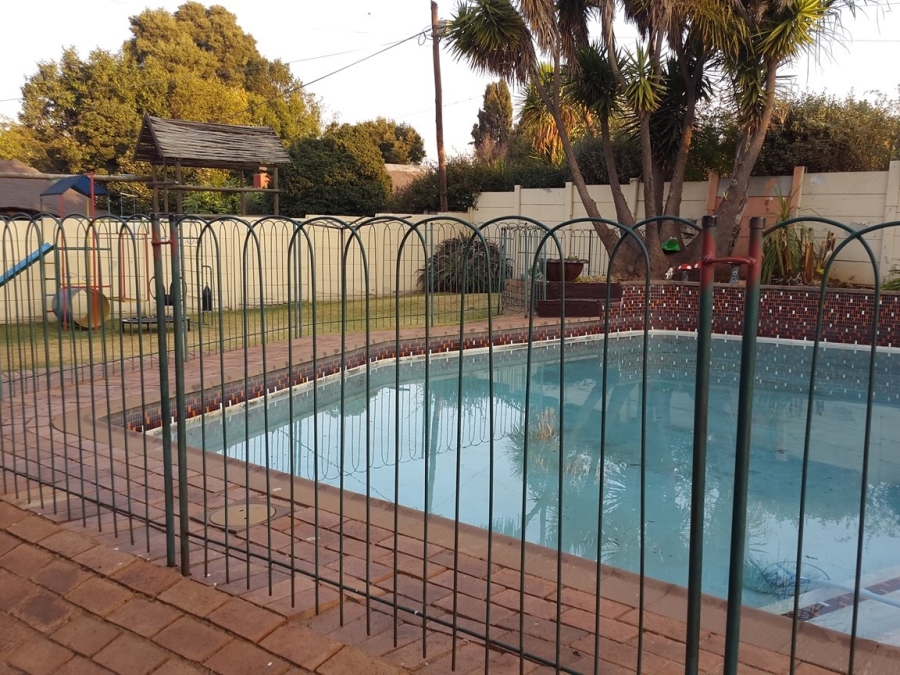 To Let 4 Bedroom Property for Rent in Helderkruin Gauteng