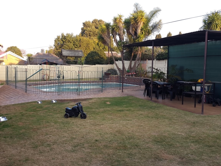 To Let 4 Bedroom Property for Rent in Helderkruin Gauteng