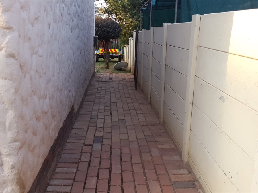 To Let 4 Bedroom Property for Rent in Helderkruin Gauteng