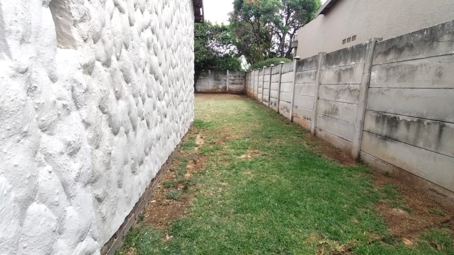 To Let 4 Bedroom Property for Rent in Helderkruin Gauteng