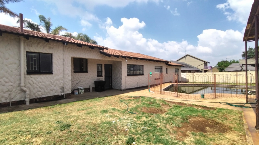 To Let 4 Bedroom Property for Rent in Helderkruin Gauteng