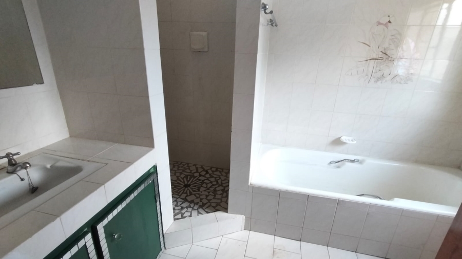 To Let 4 Bedroom Property for Rent in Helderkruin Gauteng