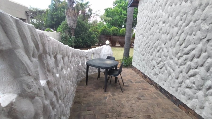To Let 4 Bedroom Property for Rent in Helderkruin Gauteng